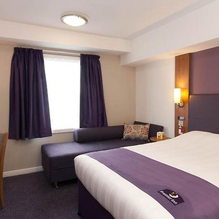 كرولي Premier Inn London Gatwick Airport South - London Road المظهر الخارجي الصورة