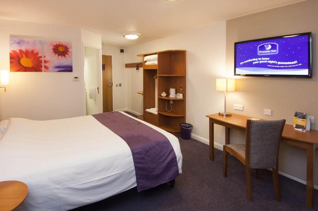 كرولي Premier Inn London Gatwick Airport South - London Road المظهر الخارجي الصورة