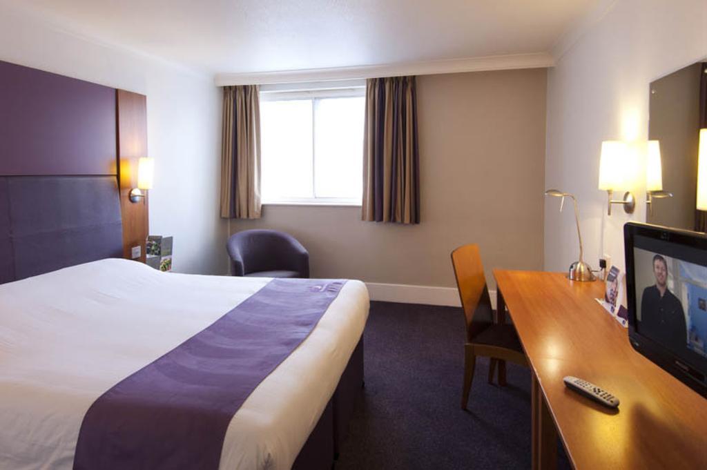 كرولي Premier Inn London Gatwick Airport South - London Road المظهر الخارجي الصورة