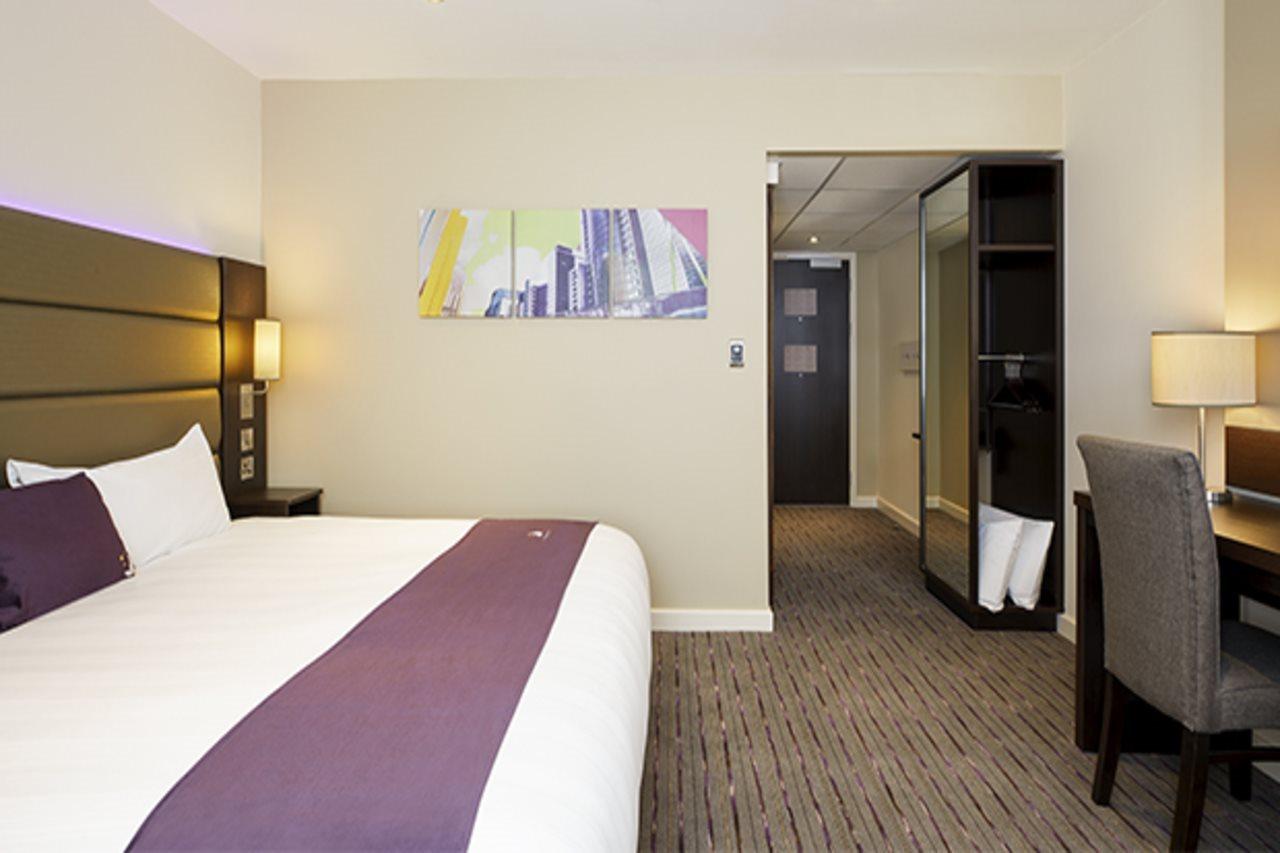 كرولي Premier Inn London Gatwick Airport South - London Road المظهر الخارجي الصورة