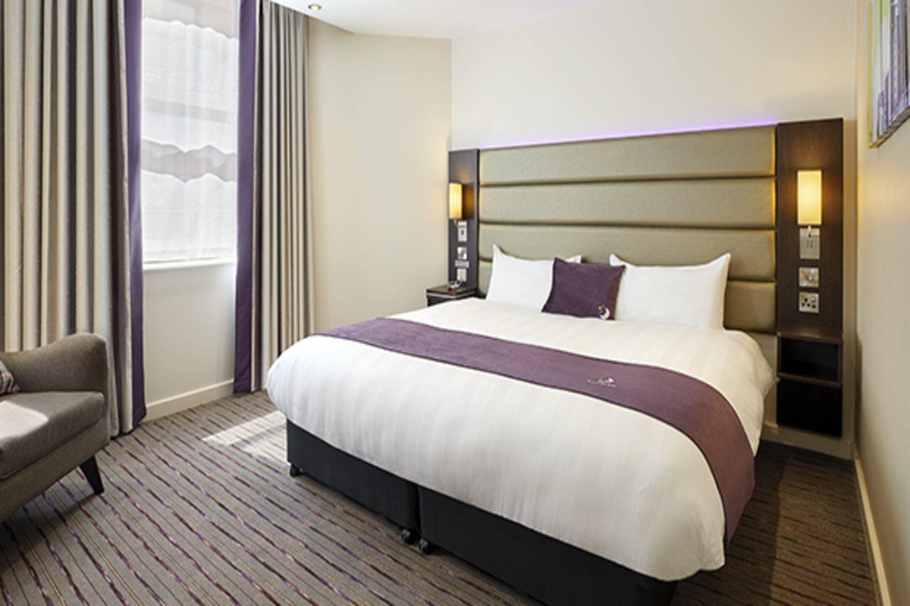 كرولي Premier Inn London Gatwick Airport South - London Road المظهر الخارجي الصورة