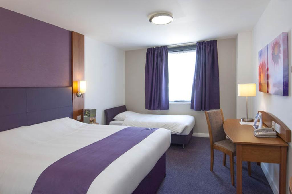 كرولي Premier Inn London Gatwick Airport South - London Road المظهر الخارجي الصورة