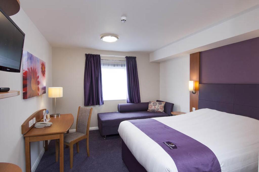 كرولي Premier Inn London Gatwick Airport South - London Road المظهر الخارجي الصورة