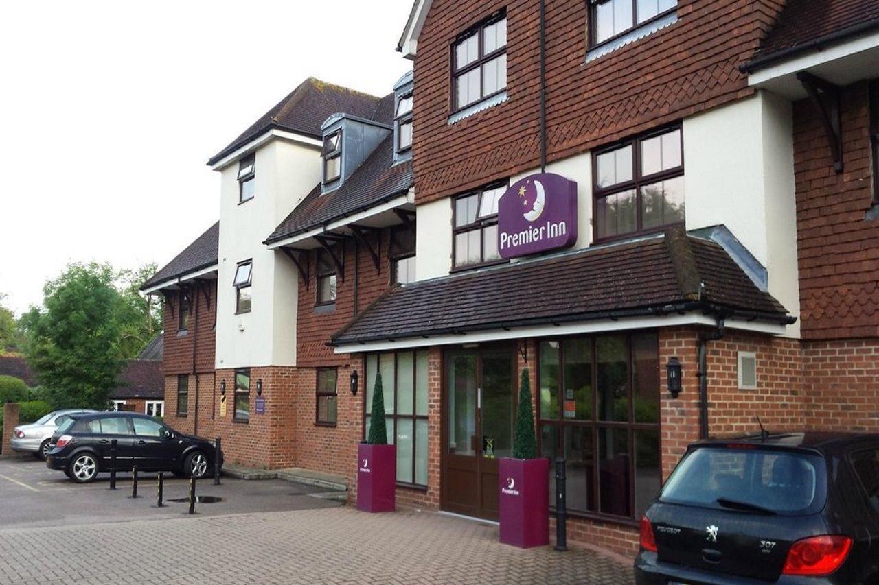 كرولي Premier Inn London Gatwick Airport South - London Road المظهر الخارجي الصورة