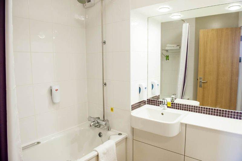 كرولي Premier Inn London Gatwick Airport South - London Road المظهر الخارجي الصورة