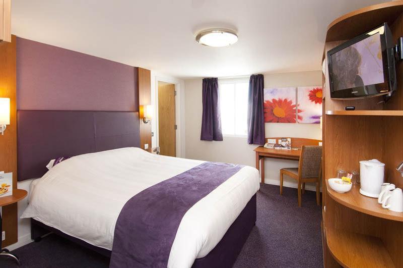 كرولي Premier Inn London Gatwick Airport South - London Road المظهر الخارجي الصورة