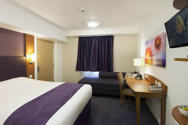 Premier Inn London Gatwick Airport South - London Road كرولي المظهر الخارجي الصورة