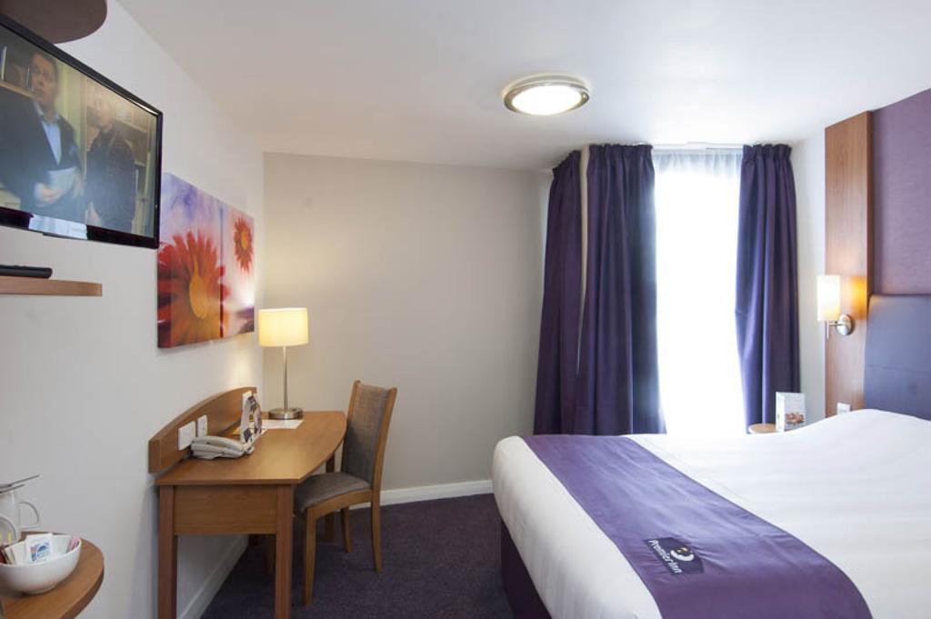 كرولي Premier Inn London Gatwick Airport South - London Road المظهر الخارجي الصورة