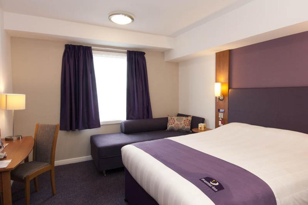 كرولي Premier Inn London Gatwick Airport South - London Road المظهر الخارجي الصورة